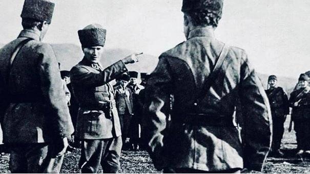 BÜYÜK TAARRUZDA MUSTAFA KEMAL PAŞA VE ONBAŞI HALİDE    